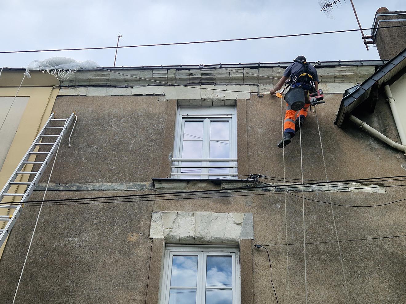 Purge des éléments instables sur une corniche